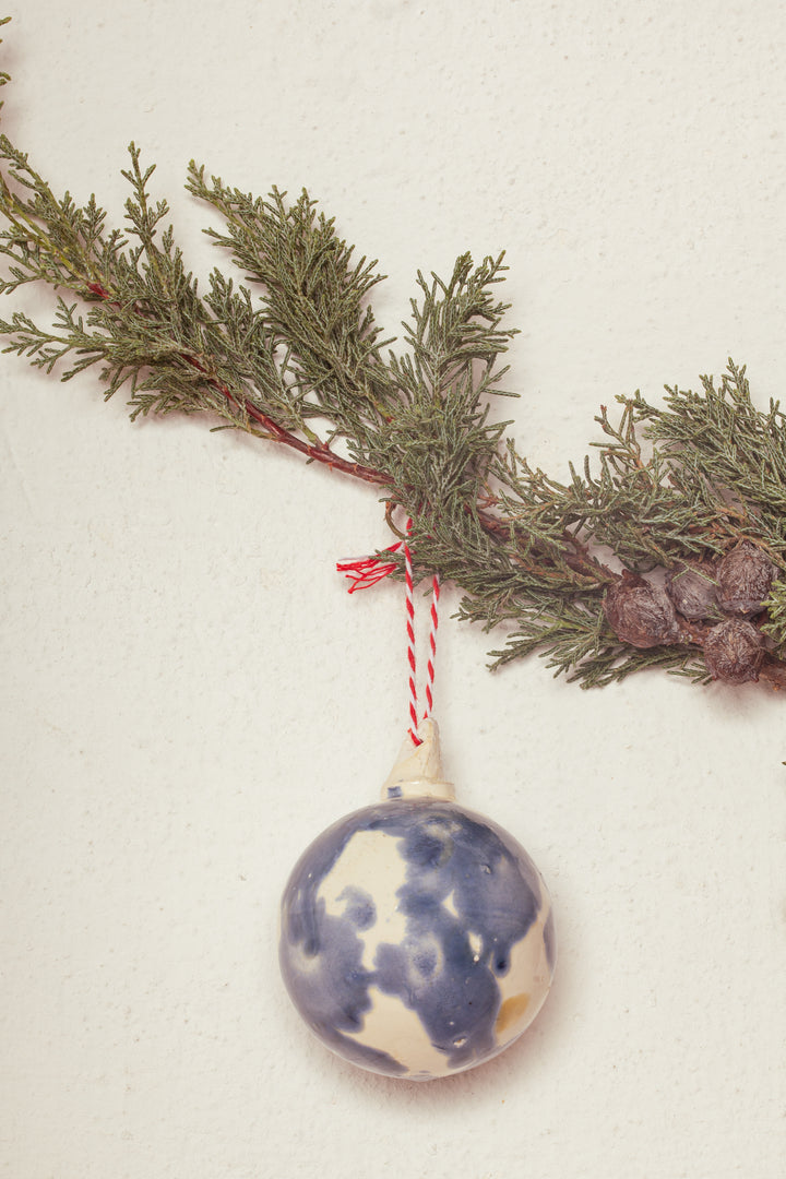 Bola de navidad ceramica azul