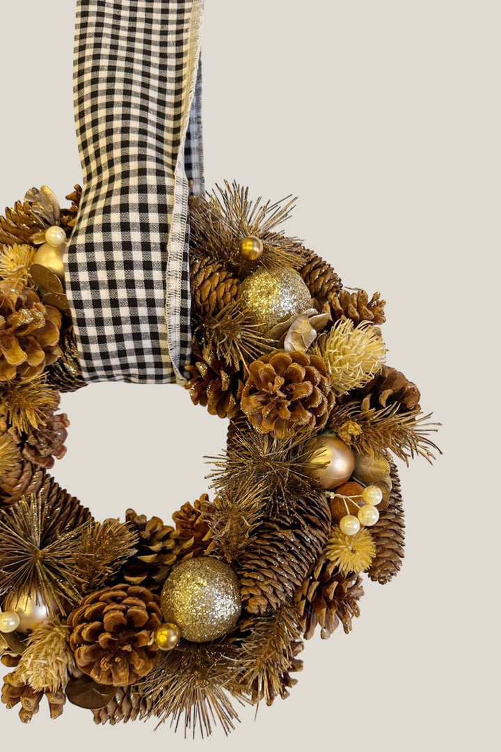 Corona piñas doradas