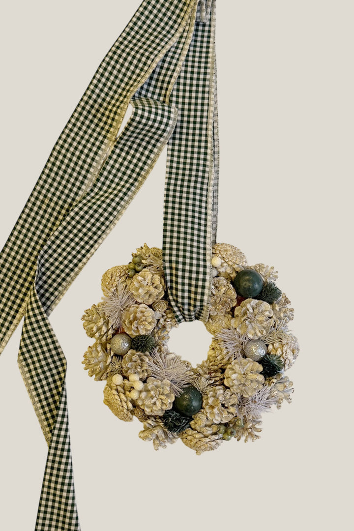 Corona piñas blanca y verde + lazo