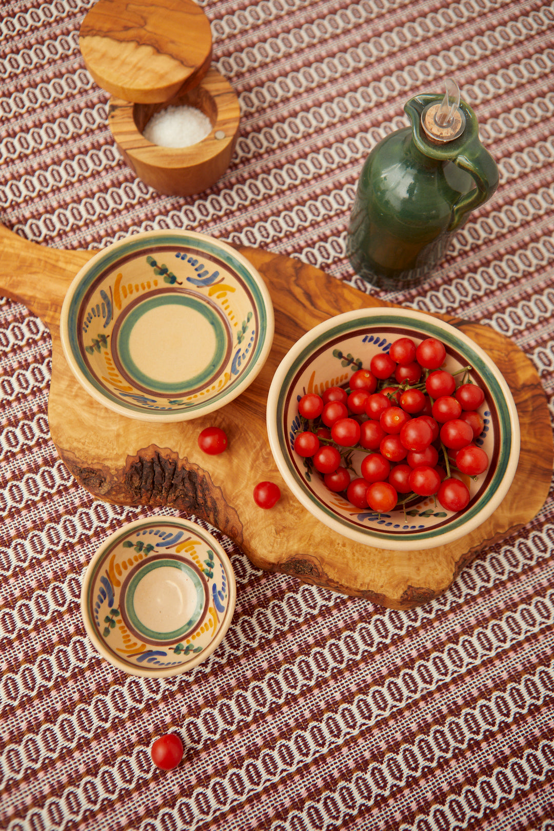 Tabla de madera de olivo irregular con mango grande