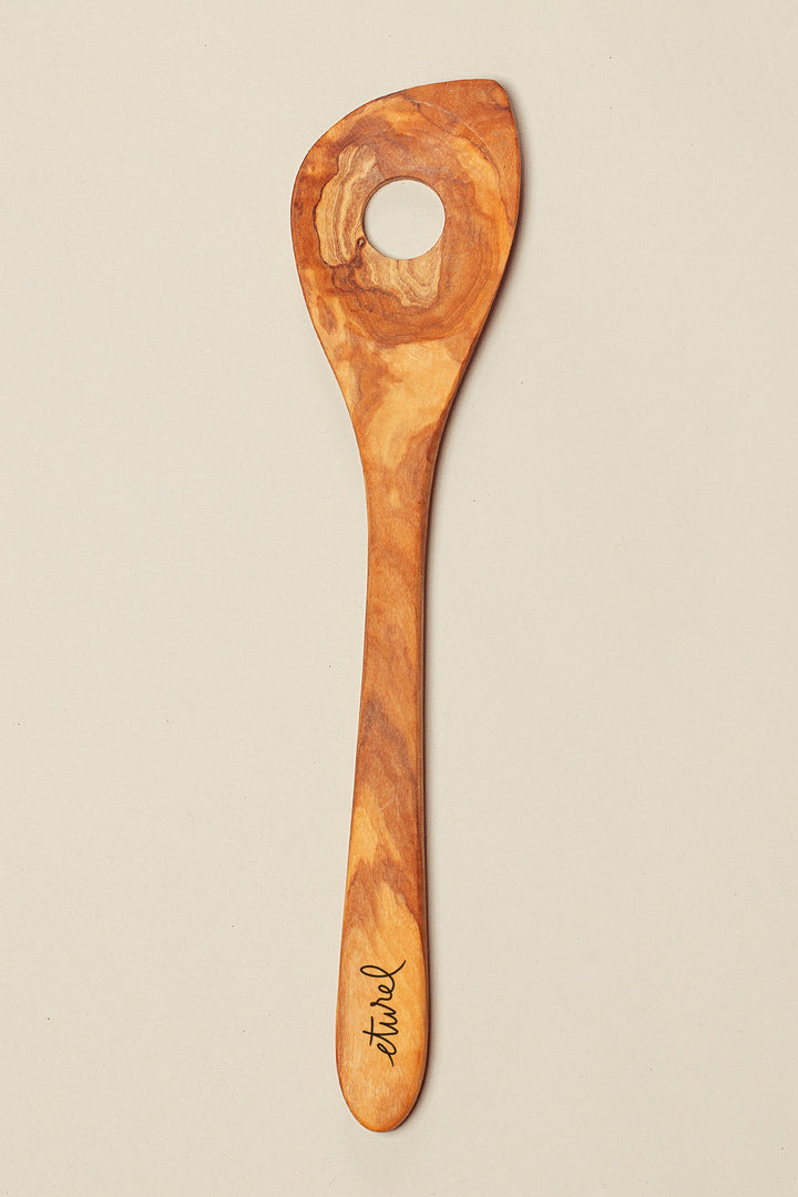 Cuchara con agujero de madera de olivo