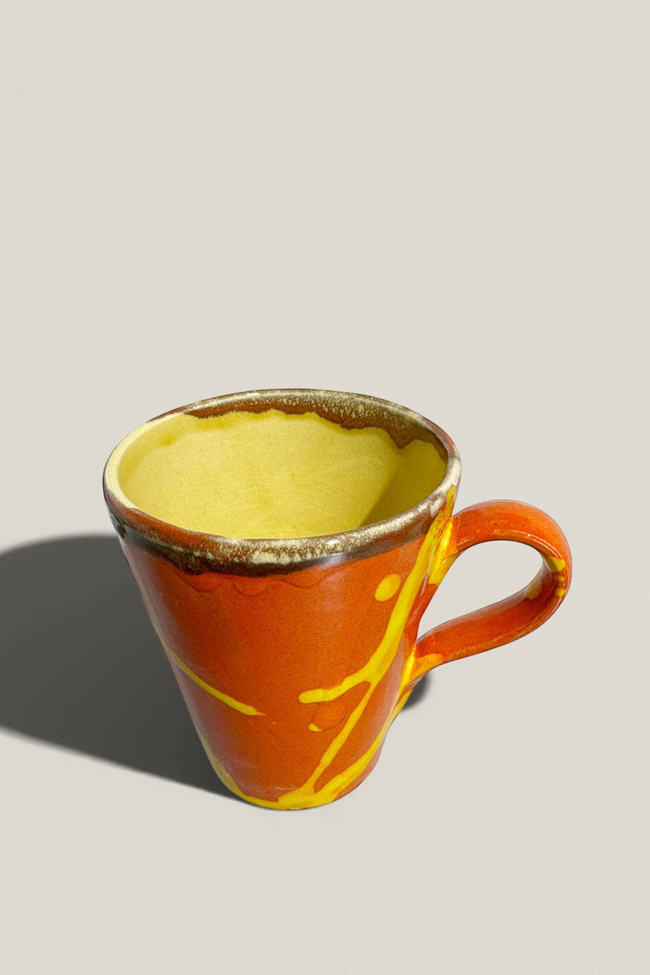 Taza salpicado rojo