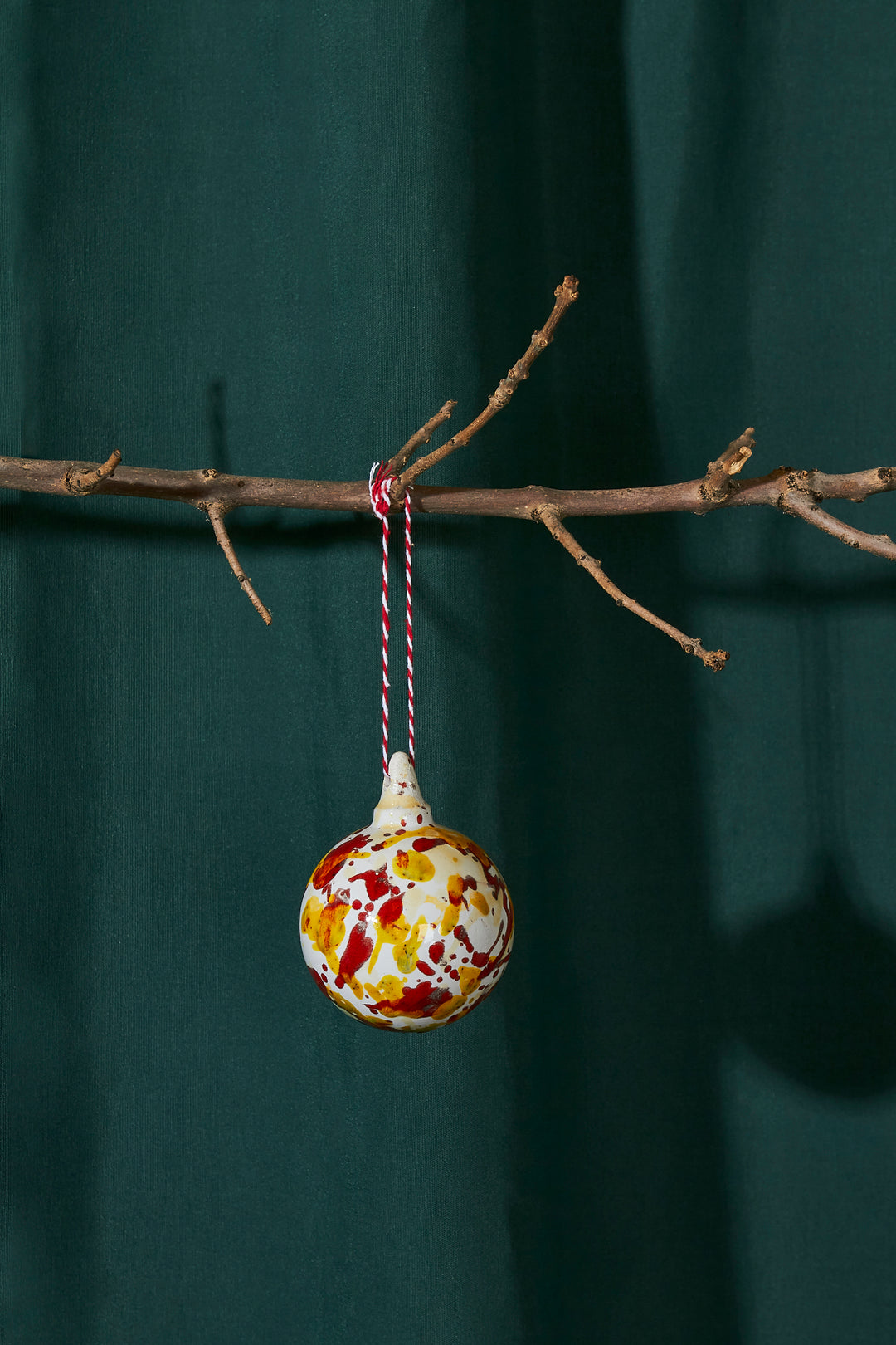 Bola de navidad ceramica rojo y amarillo