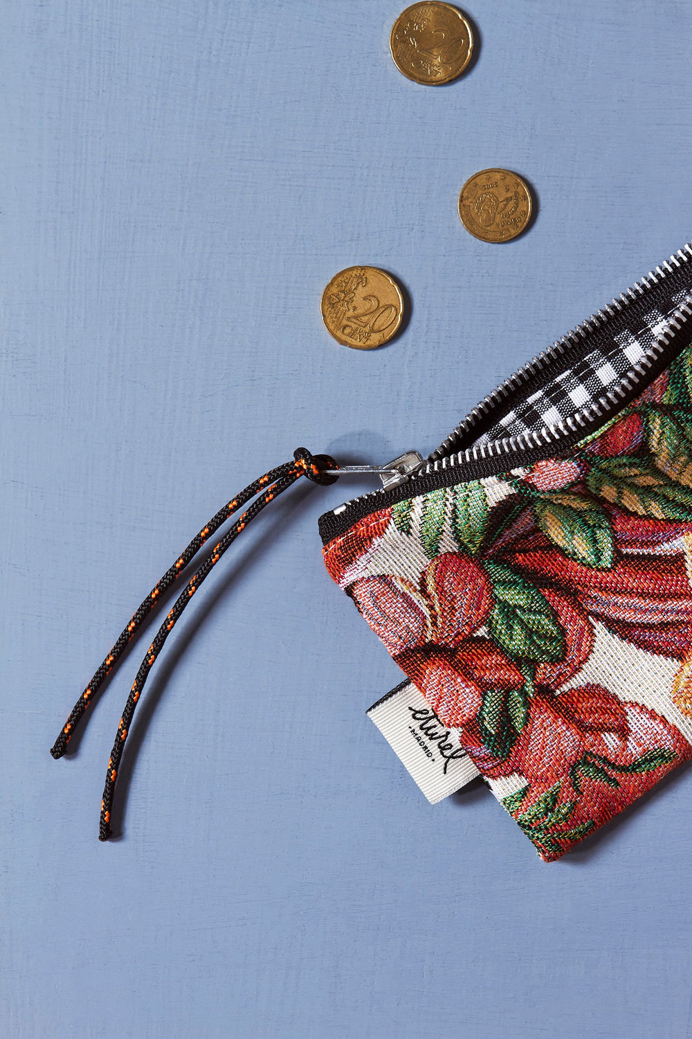 Monedero Tejido jacquard flores rojas detalle