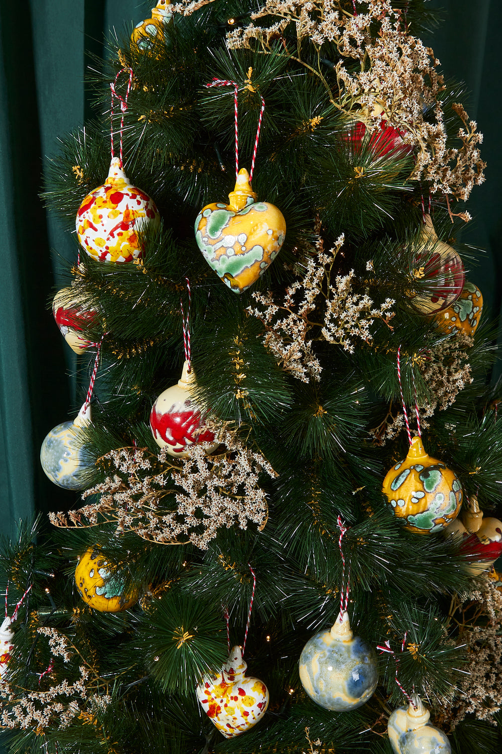 Bola de navidad ceramica roja detalle